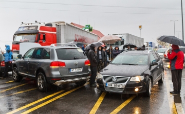 Demonstráció miatt szünetel a forgalom a záhonyi határállomás ukrán oldalán