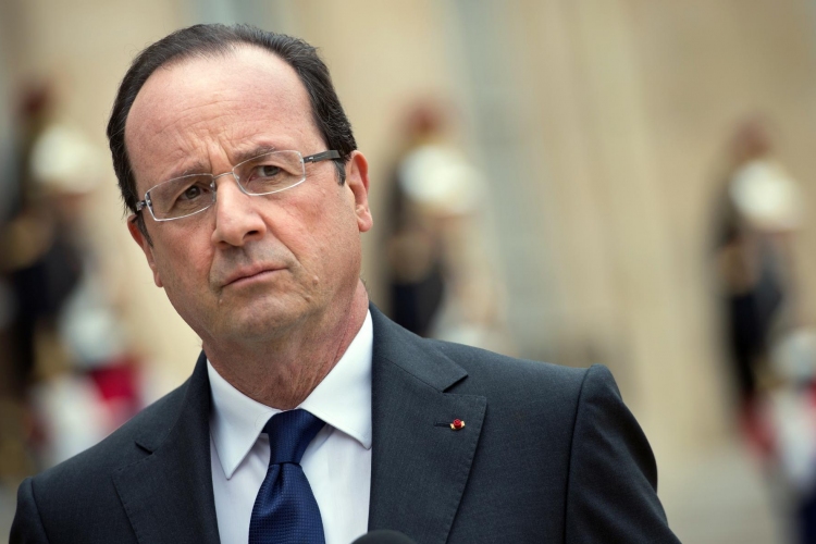 Lövést adott le egy francia csendőr tévedésből Francois Hollande beszéde közben, könnyebb sérültek