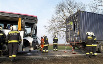 Kamion és busz ütközött a 86-os úton - sokak kórházban