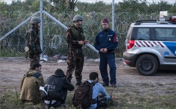 Illegális bevándorlás - Megrongálták Röszkénél a határkerítést